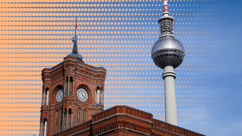 Das Rote Rathaus ist der Sitz des Regierenden Bürgermeisters in Berlin (oder der Bürgermeisterin). Im Hintergrund ist der Berliner Fernsehturm zu sehen.