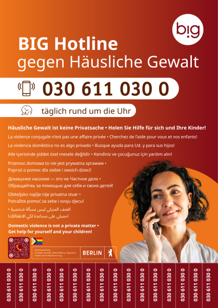 Auf orange-rotem Hintergrund steht groß die Nummer der BIG Hotline: 0306110300. Auf mehreren Sprachen steht: Häusliche Gewalt ist keine Privatsache! Holen Sie Hilfe für sich und Ihre Kinder.