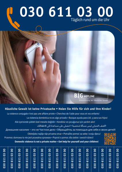 Das Abreiß-Poster der BIG Hotline ruft auf verschiedenen Sprachen dazu auf, bei Häuslicher Gewalt Hilfe zu holen. Auf dem Abreiß-Poster der BIG Hotline ist auf dunkelblauem Hintergrund eine Frau zu sehen, die telefoniert. Auf verschiedenen Sprachen steht dort: Holen Sie Hilfe für sich und Ihre Kinder!